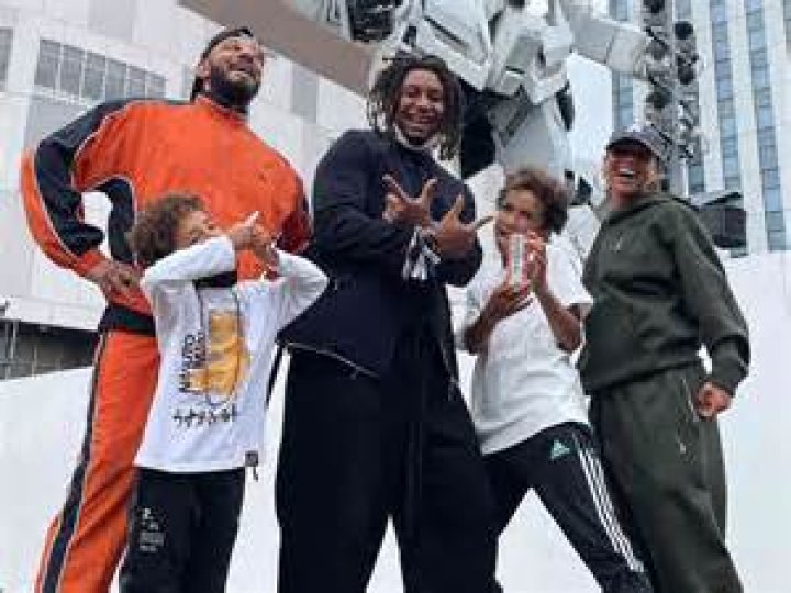 SWIZZ BEATZ AND FAMILY HANG OUT