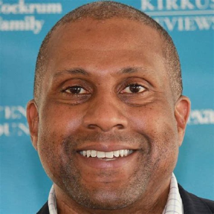 Tavis Smiley - Bio, Net Worth, Height