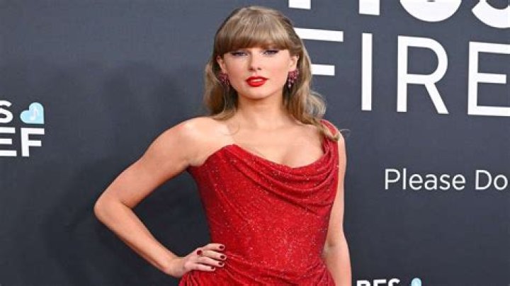 Taylor Swift - Bio, Net Worth, Height