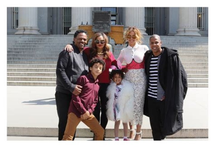 TIME FLIES! BLUE IVY CARTER AND JULEZ SMITH POSE IN NEW PHOTO WITH BEYONCE