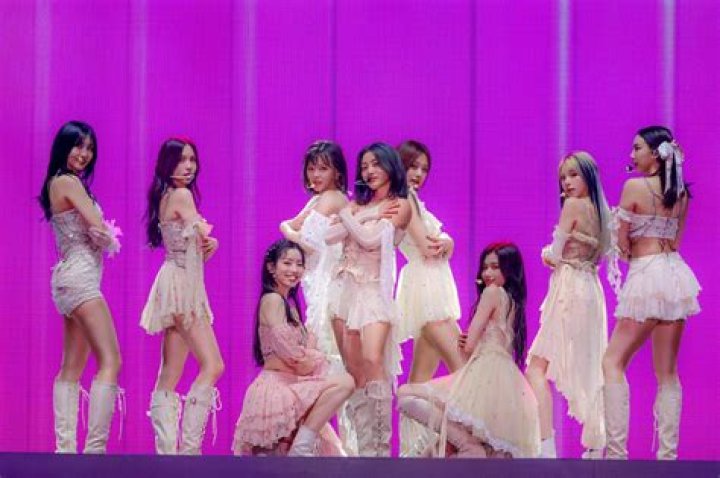 韩新女团TWICE办专辑签名会 戴可爱发饰与粉丝亲密互动 -国际频道-新华网