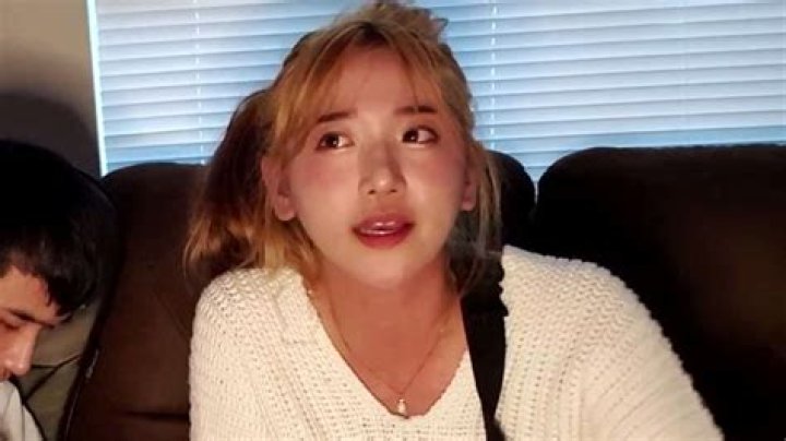 Twitch streamer Jinny breaks down crying after announcing she's leaving the US