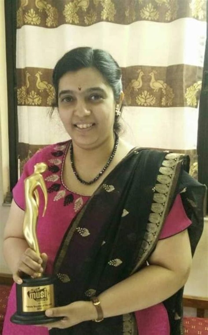 Vibhavari Apte Wiki, Songs, Biography, Age, Website, Husband