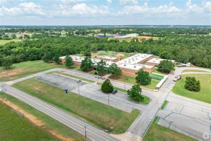 Virginia Smith Elementary School - Harrah