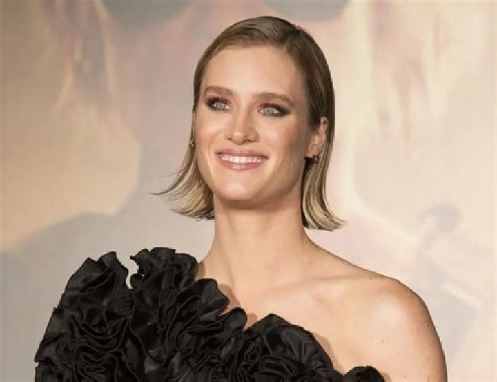 What is Mackenzie Davis Net Worth 2024: Endorsements, Income, Real Estate and More