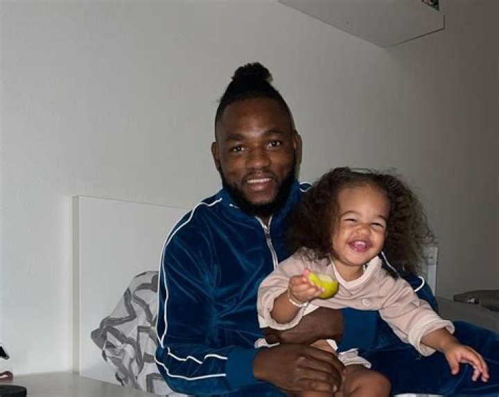 Who is Manel Kape’s Girlfriend?