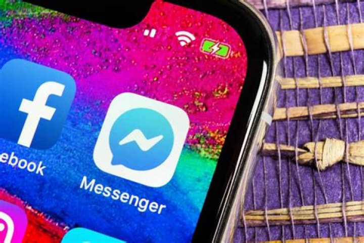 Why can't I see friends online in Facebook Messenger?