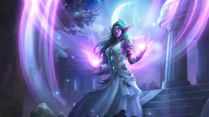 WoW cosplayer shimmers in the night as enchanting Elune