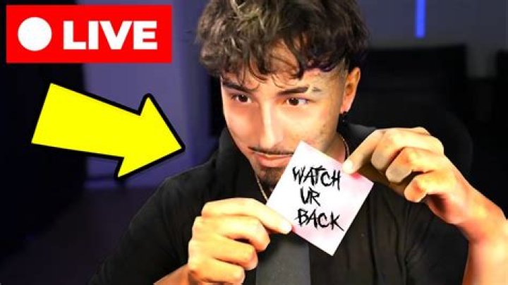 xQc gets stream sniped in real life by fan who wants a free sub